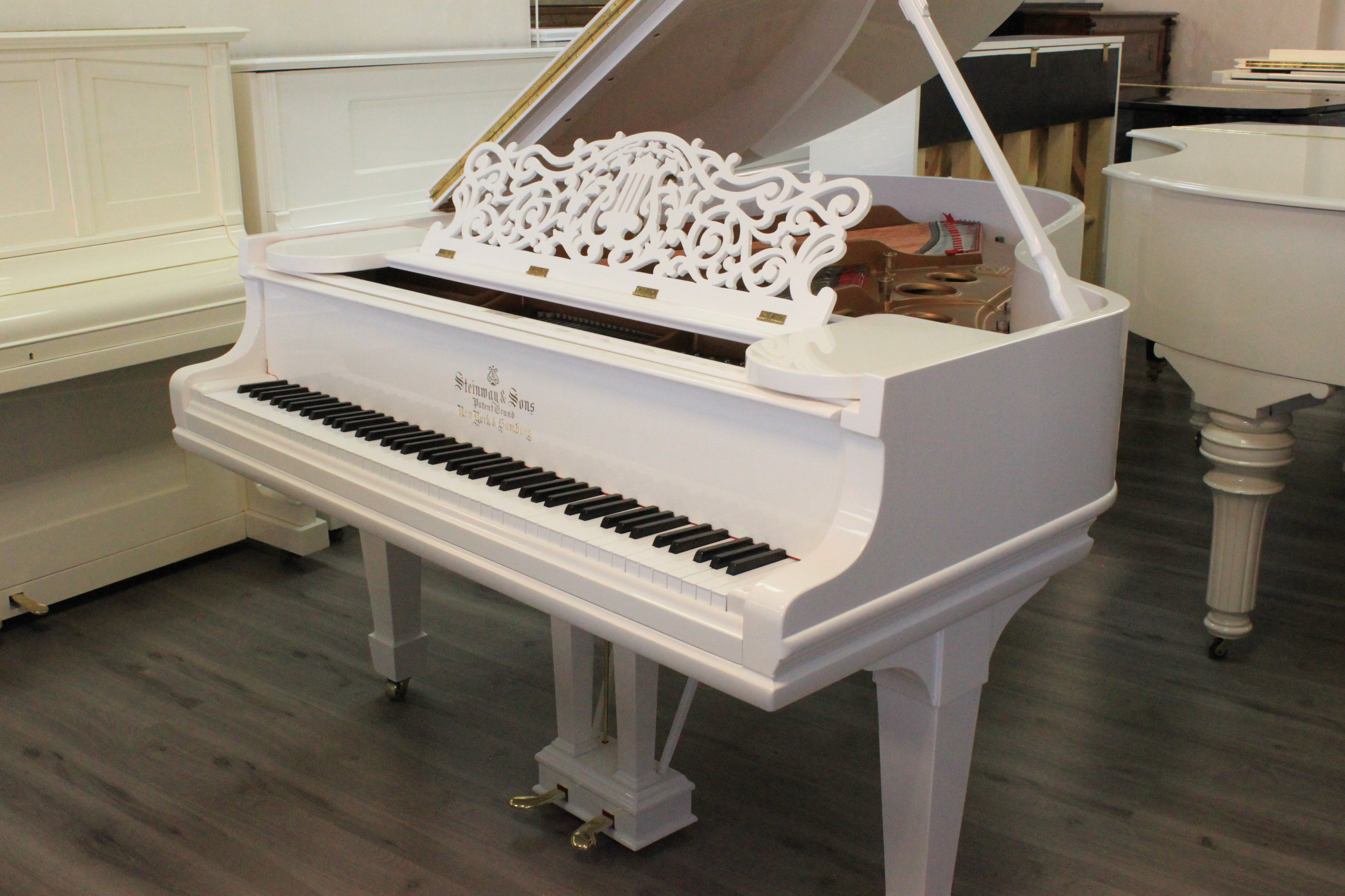 Steinway & Sons O-180 белый кабинетный рояль (фото)