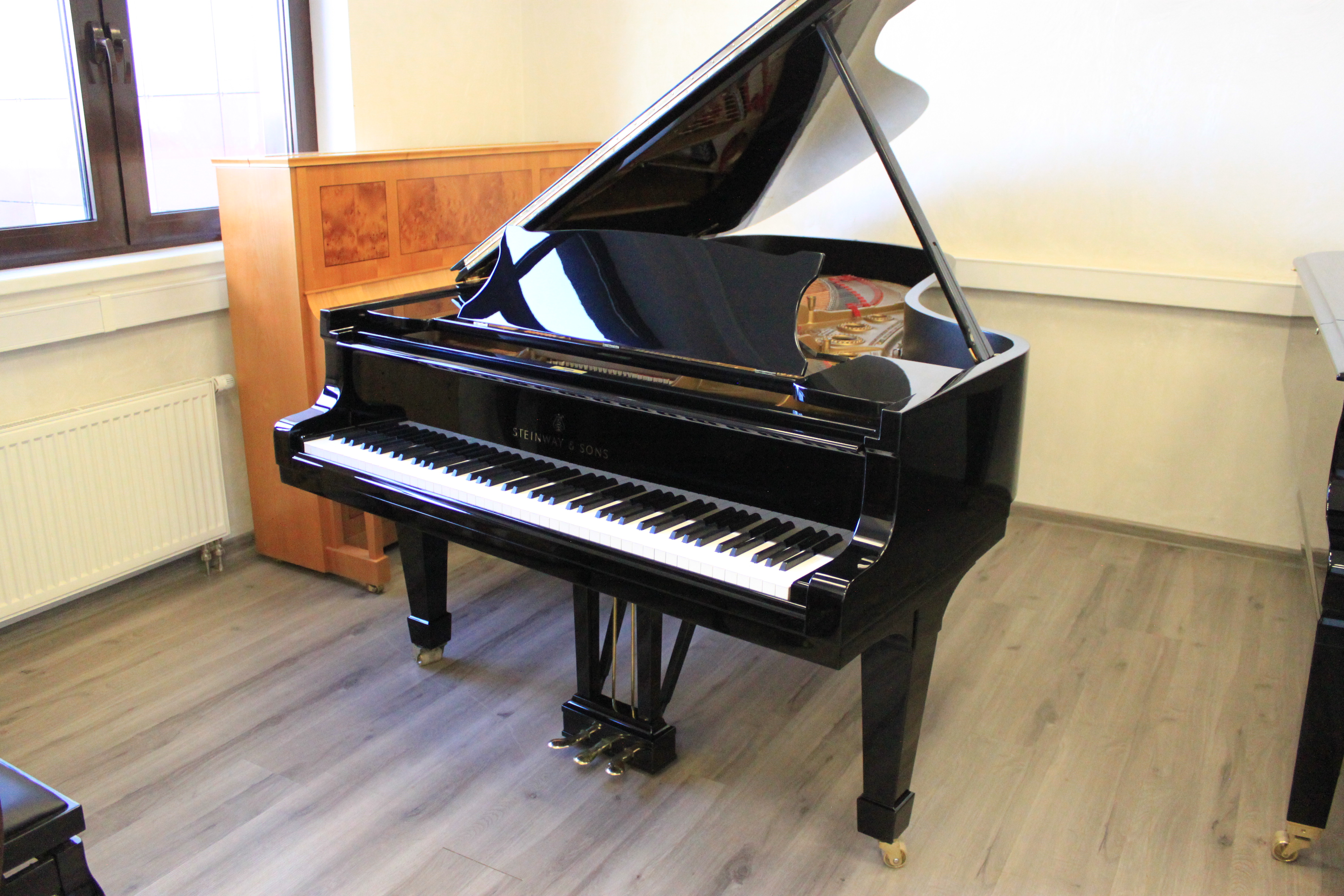 Steinway & Sons B-211 салонный чёрный рояль для гостиной (фото)